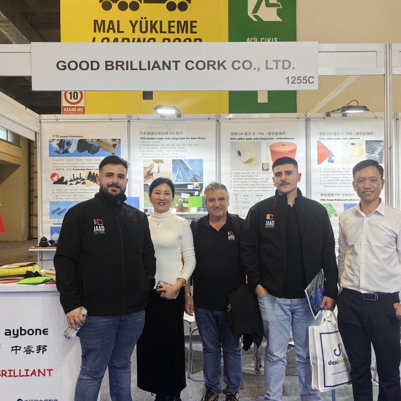 „Good Brilliant International Limited Shines“ 2025 m. tarptautinėje Turkijos stiklo parodoje, pabrėžiant kamštinius trinkelius ir kampų apsaugas